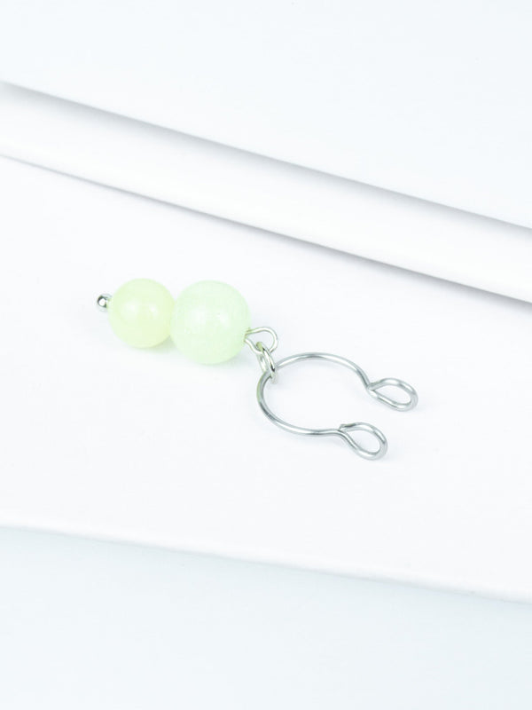 1 Stück Fake Nippelpiercing mit zwei im Dunkeln leuchtenden Perlen (1 Stück) 